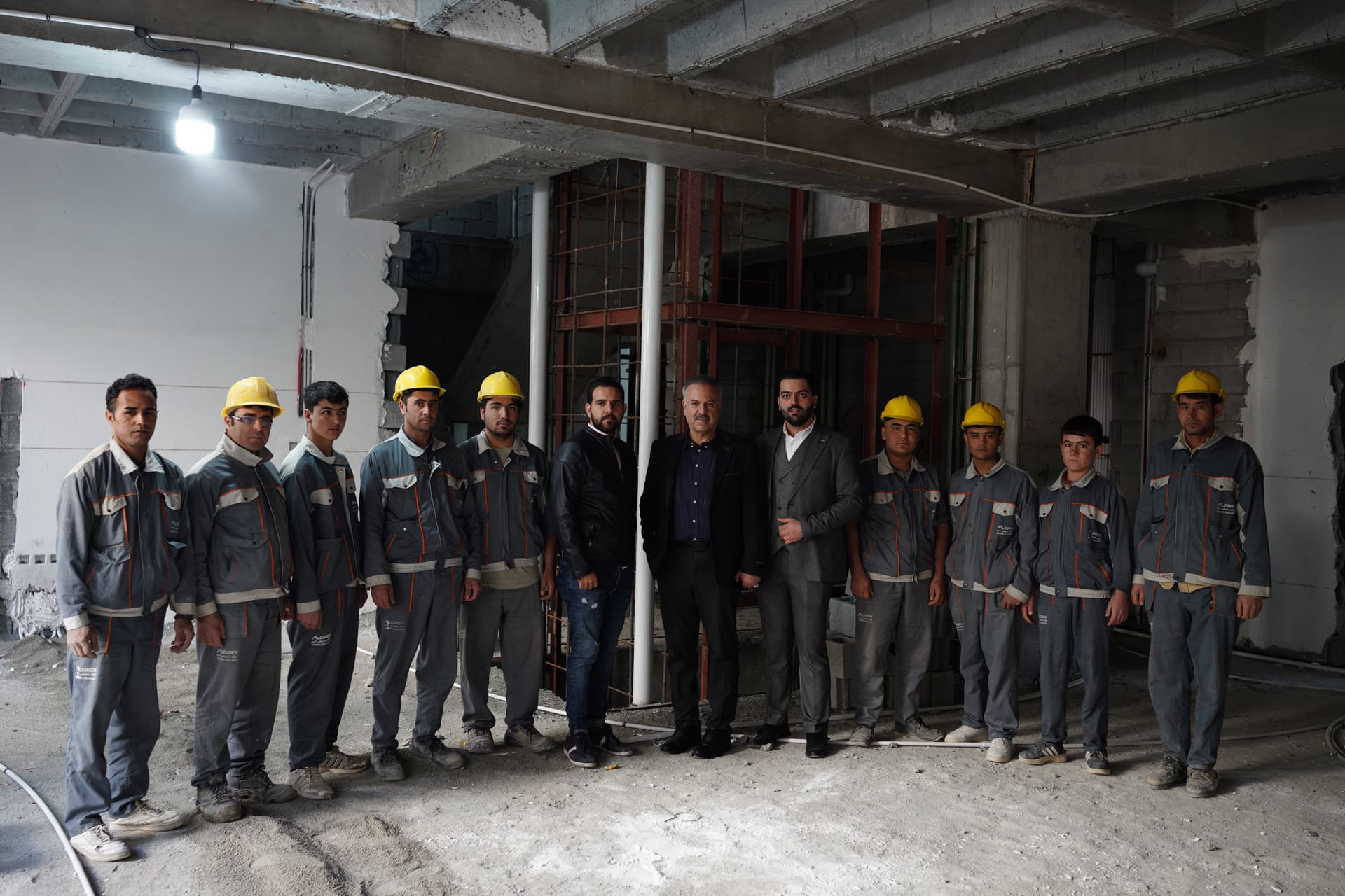 محمد ادینه و پدر در کنار کارگران محمد ادینه و پدر در کنار کارگران