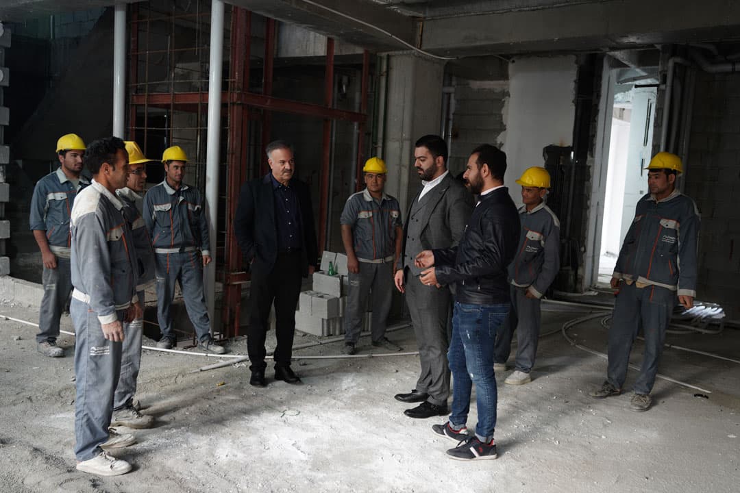 محمد ادینه و پدر در کنار کارگران محمد ادینه و پدر در کنار کارگران